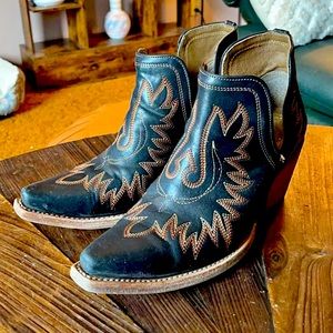 8.5 Ariat Dixons